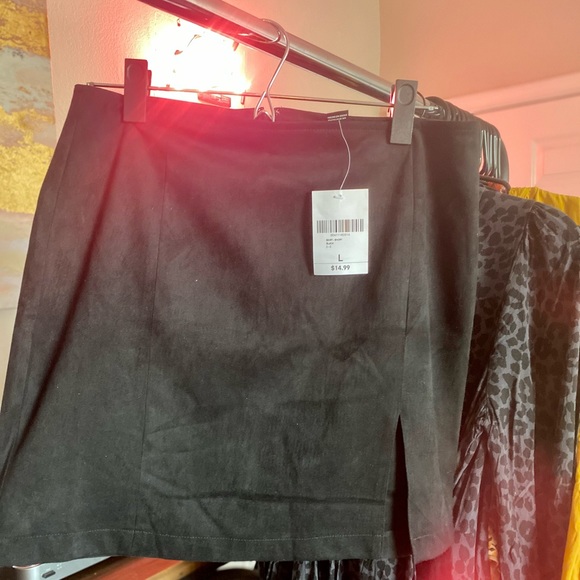 🖤 Black mini skirt 🖤 - Picture 2 of 3